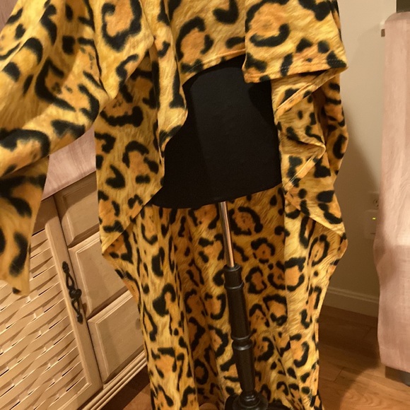 Leopard print Snuggie type blanket - Picture 3 of 3